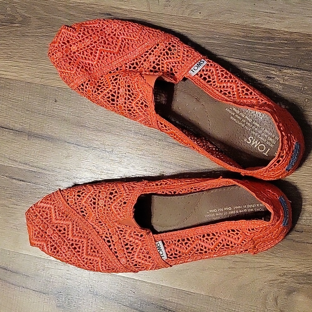 Tom's size 10 orange shoes